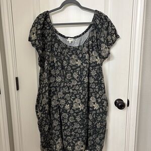 Wonderly Black and Gray Floral Top